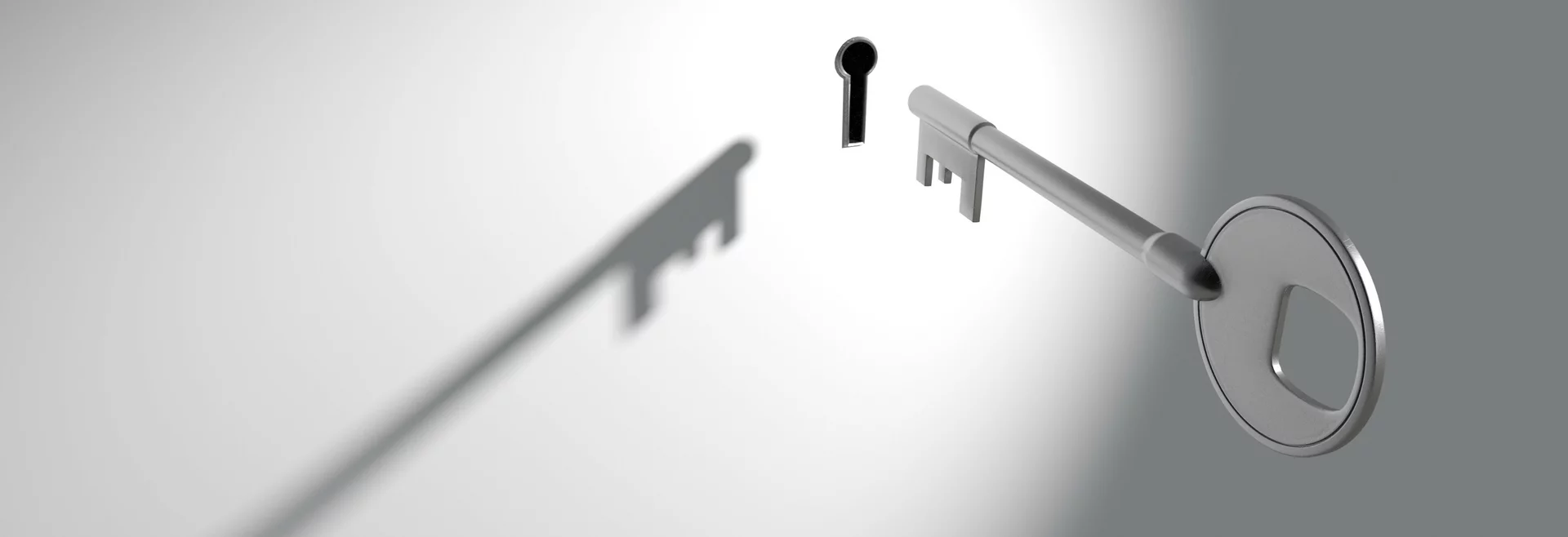 Schlüssel vor Schlüsselloch, Konzept der Sicherheit.
