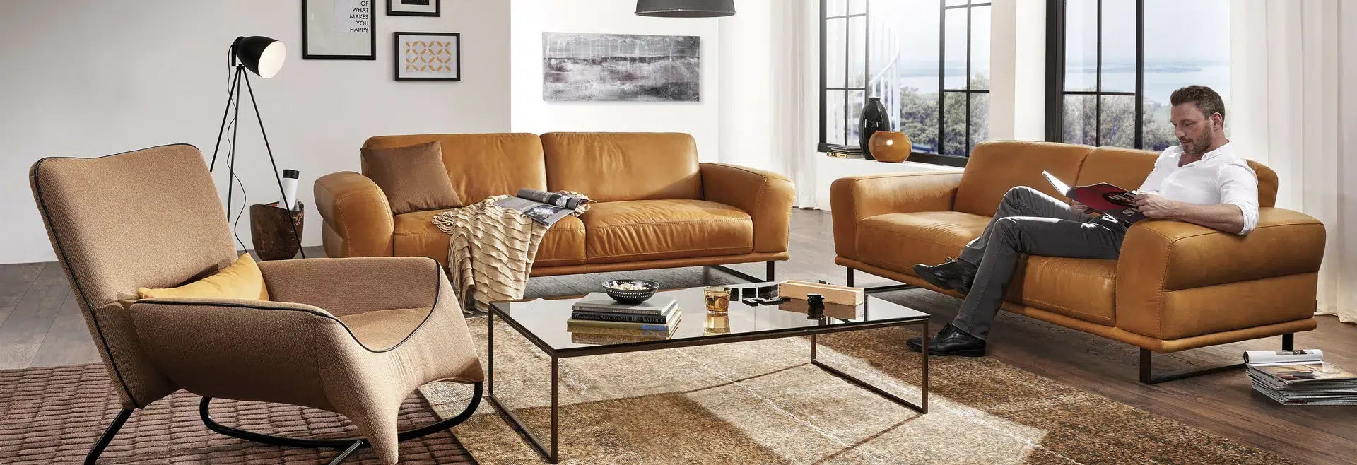 Modernes Wohnzimmer mit gemütlichen Möbeln.