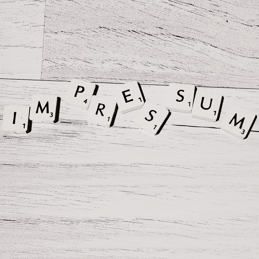 Abstrakte Buchstaben und Muster auf einer Oberfläche.