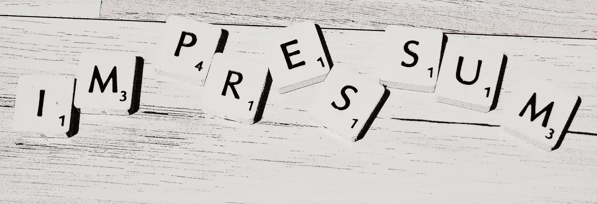 Antique Scrabble-Buchstaben auf Holz.