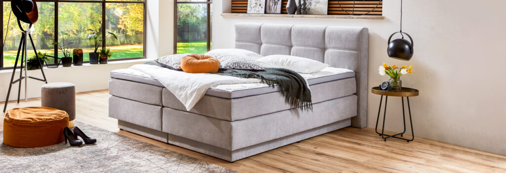 Gemütliches Schlafzimmer mit Ausblick auf Garten
