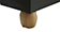 Tisch mit braunem Holz und schwarzen Beinen.