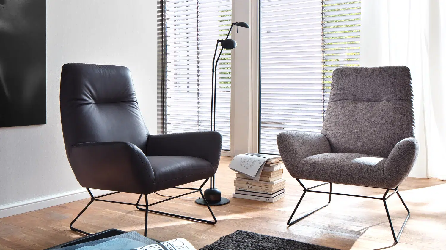Moderner Wohnraum mit Ledersessel und Leseecke.