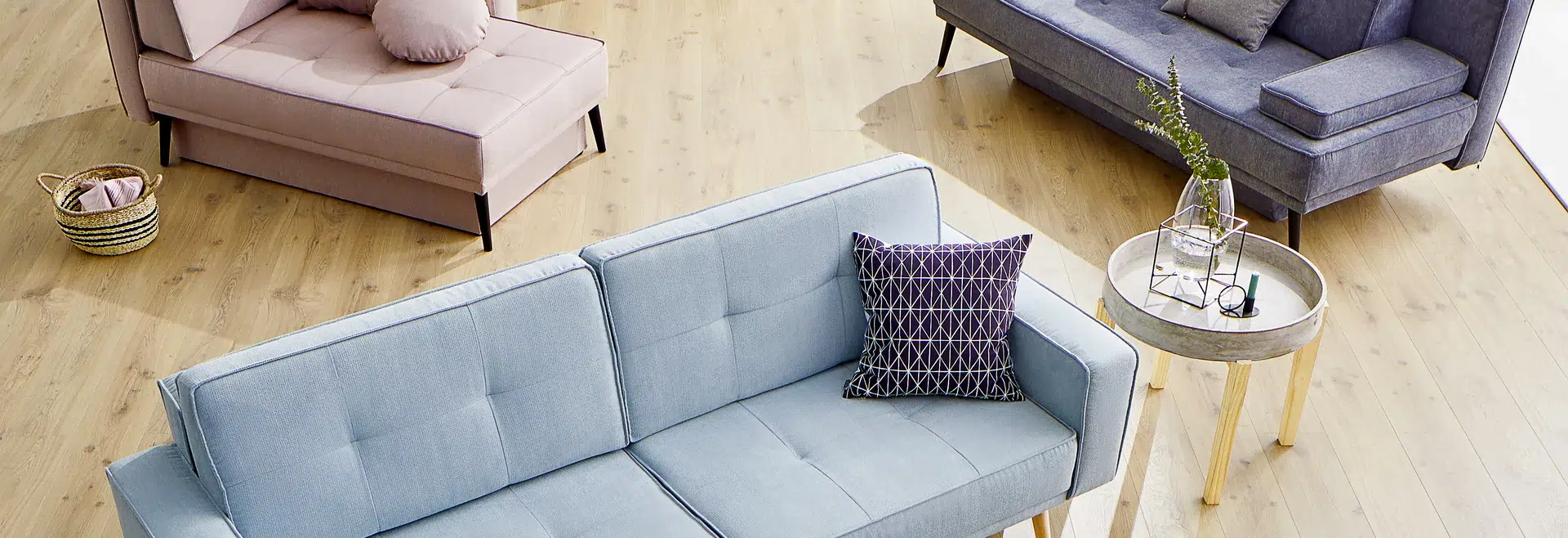 Gemütliches Wohnzimmer mit Sofa und Dekoration.