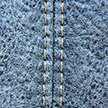 Reihenförmig angeordnete glitzernde Kristalle auf blauem Hintergrund.