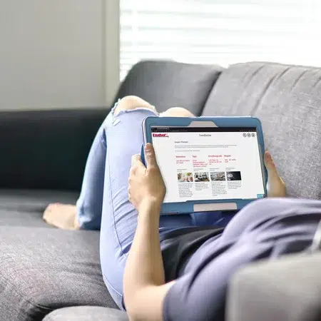 Person liest auf einem Tablet-Gerät.