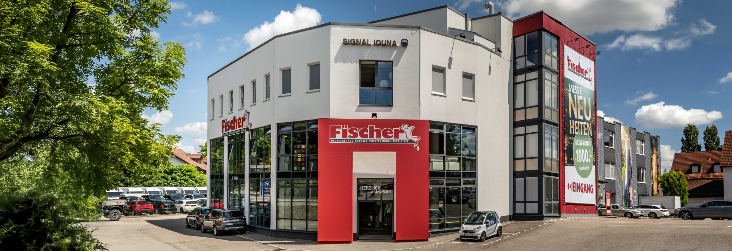 Geschäfte und Gebäude entlang einer Straße.