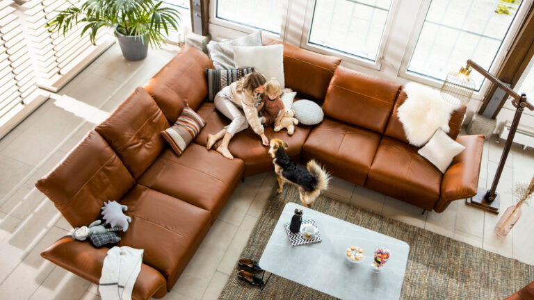 Frau mit Kind und Hund auf Sofa