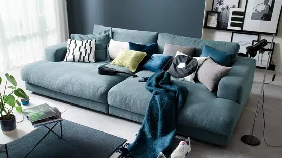 Gemütliches, modernes Wohnzimmer mit grauem Sofa.