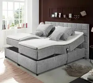 Geräumiges Schlafzimmer mit gemütlichem Boxspringbett.
