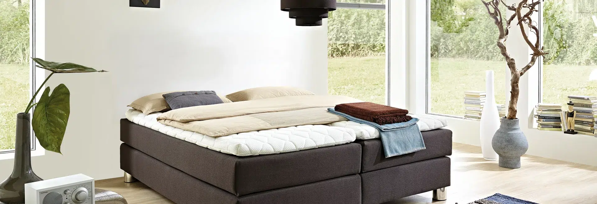 Gemütliches Schlafzimmer mit Blick auf die Natur.