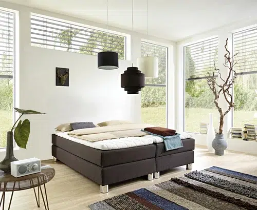 Modernes, helles Schlafzimmer mit Aussicht.