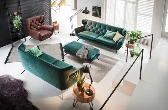 Gemütliches, modern-gepolstertes Wohnzimmer mit Holzmöbeln.