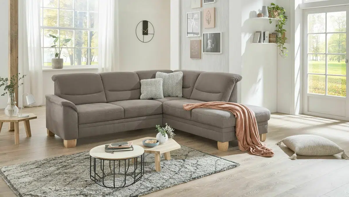 Gemütliches Wohnzimmer mit Ecksofa und Dekoration.