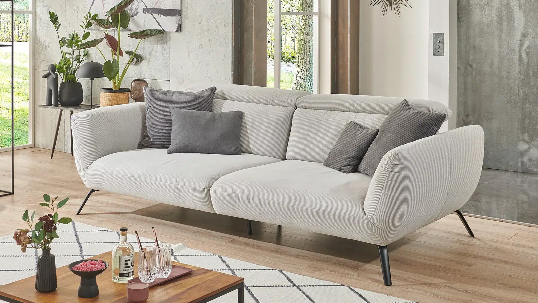 Modernes, gemütliches Wohnzimmer mit großem Sofa.