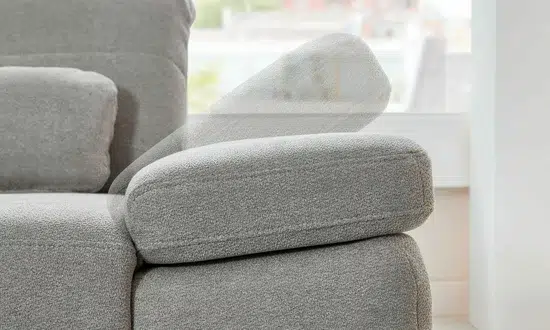 Bequeme graue Couch in hellem Raum.