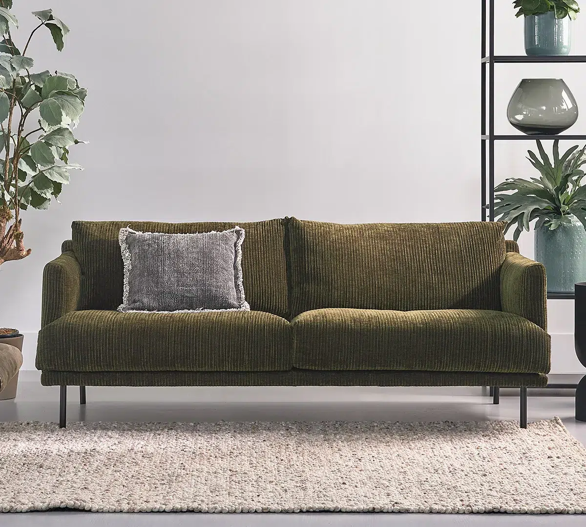 Gemütliches grünes Sofa in modernem Wohnzimmer.