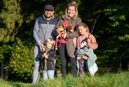 Familie bei Naturspaziergang im Freien.