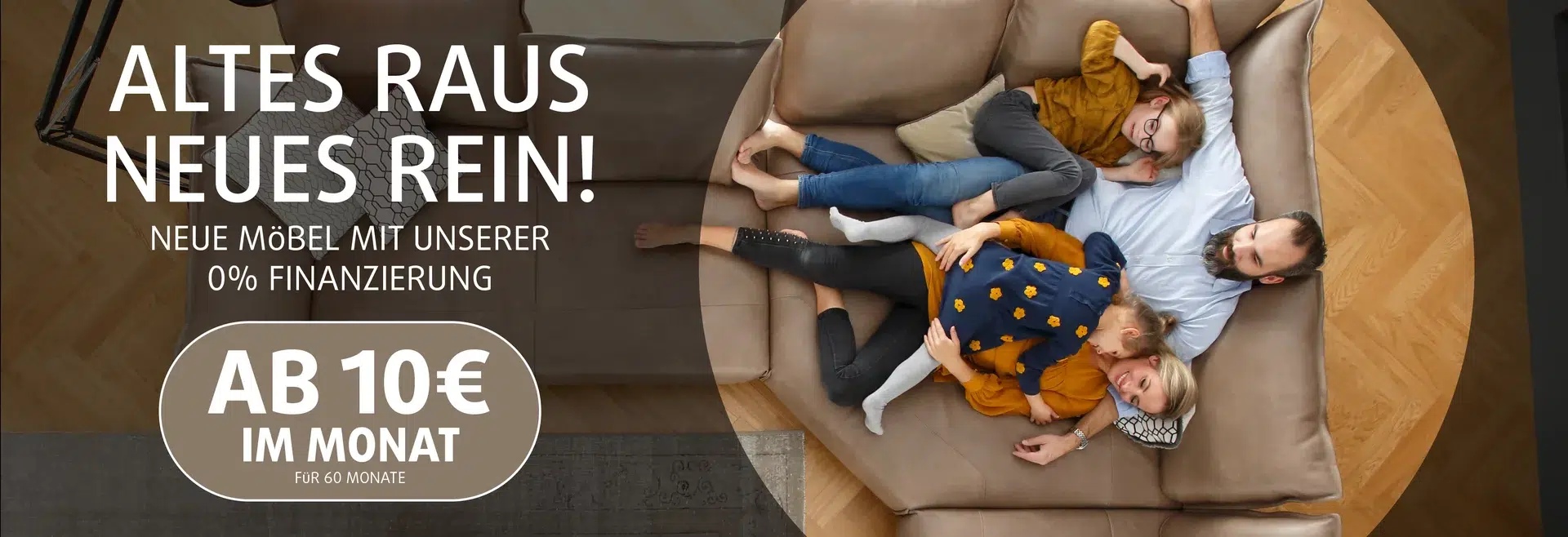 Eine Familie entspannt sich auf einem Sofa.