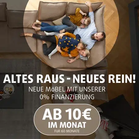 Familie entspannt auf einem Sofa.