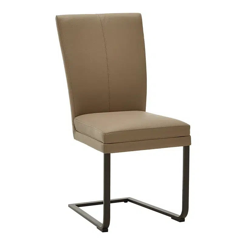 Beige Esszimmerstuhl mit Metallrahmen.