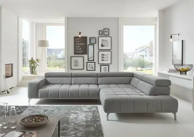 Geräumiges, modernes Wohnzimmer mit Sofa und Dekorationen.