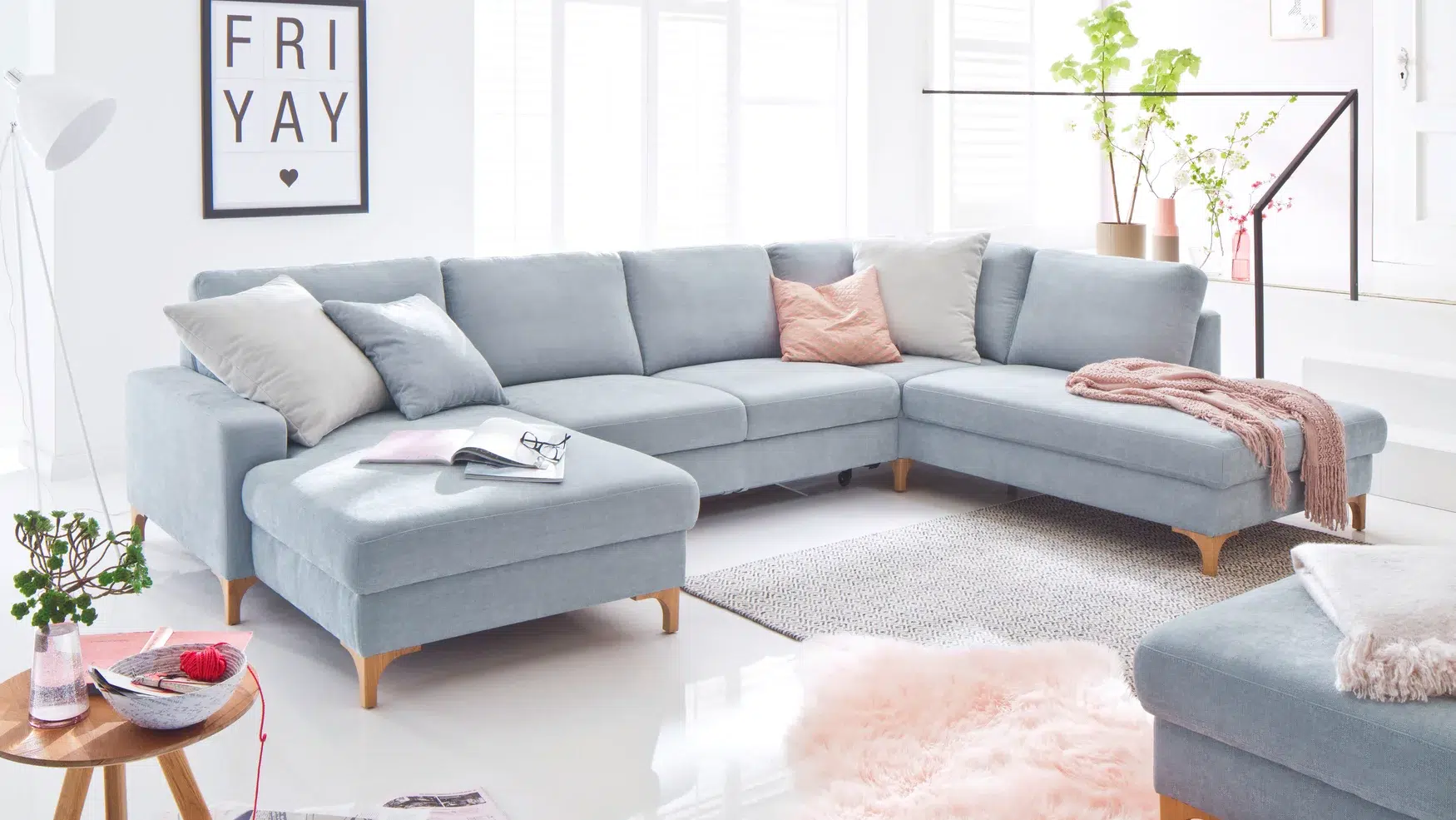 Modern, helles Wohnzimmer mit bequemem Sofa.