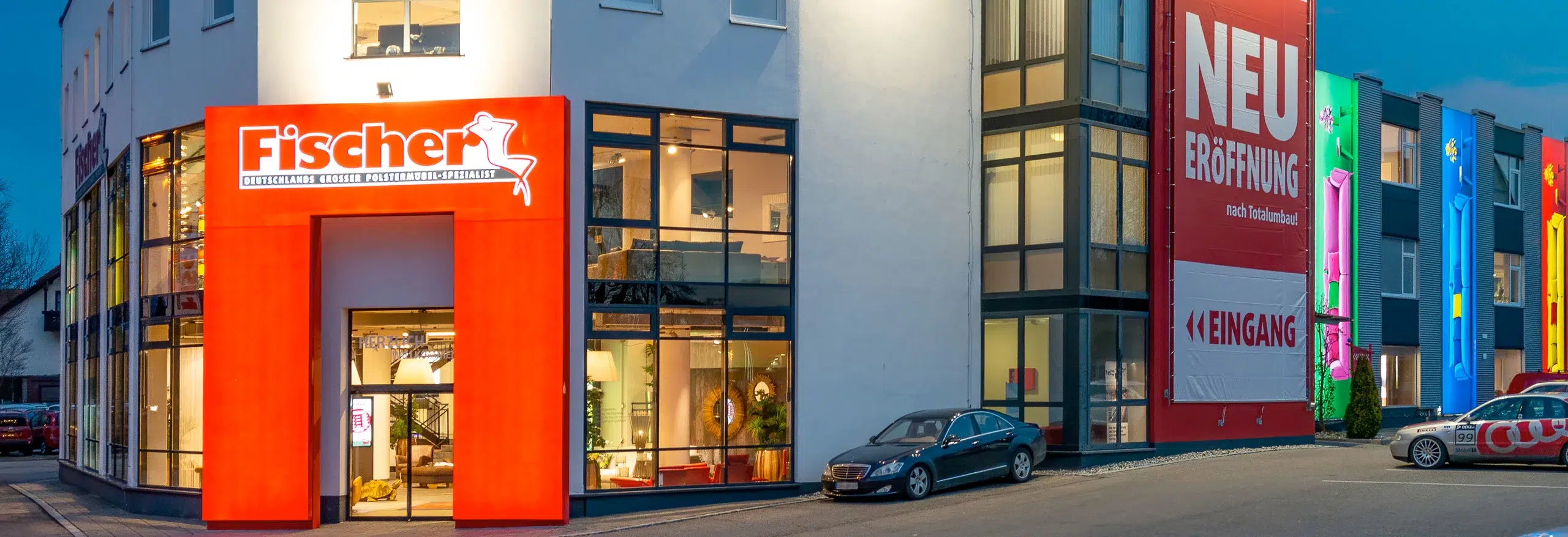 Geschäfte und Gebäude entlang einer Straße.