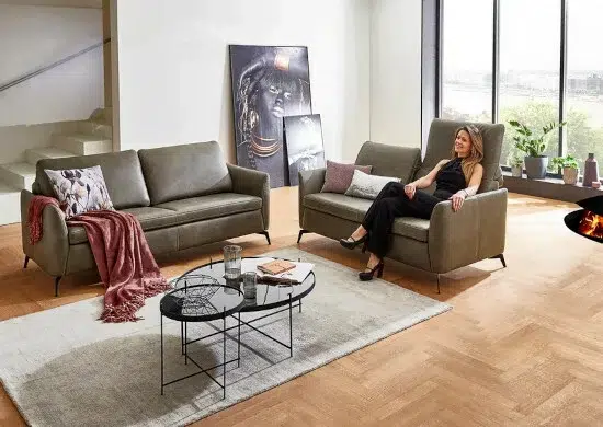 Gemütliches Wohnzimmer mit Möbeln und Dekorationen.