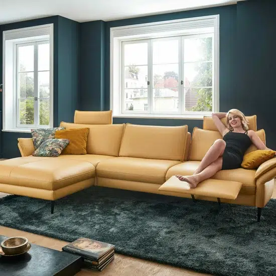 Moderne Wohnzimmereinrichtung mit gelbem Sofa