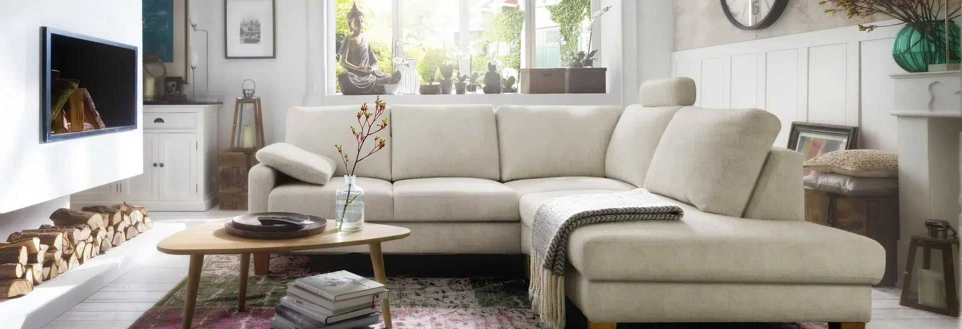 Gemütliches, helles Wohnzimmer mit bequemer Couch und schöner Dekoration.