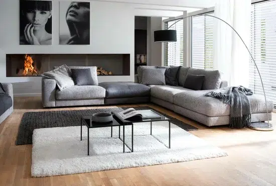 Modernes Wohnzimmer mit Kamin und Sofa.