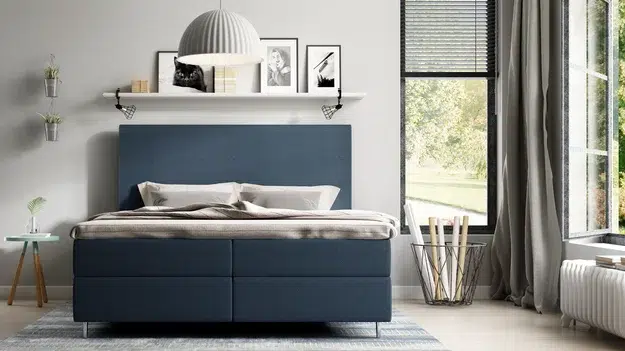 Modernes Schlafzimmer mit Boxspringbett und Dekorationen.
