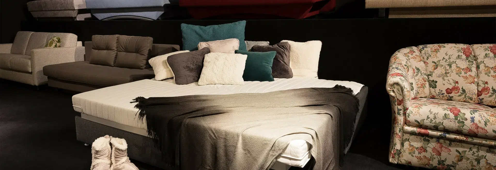 Gemütliches Schlafzimmer mit vielen Kissen und Decken.