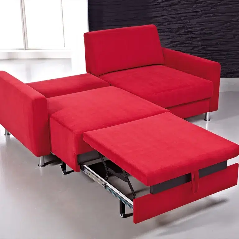 Rotes Sofa mit ausziehbarem Bett.