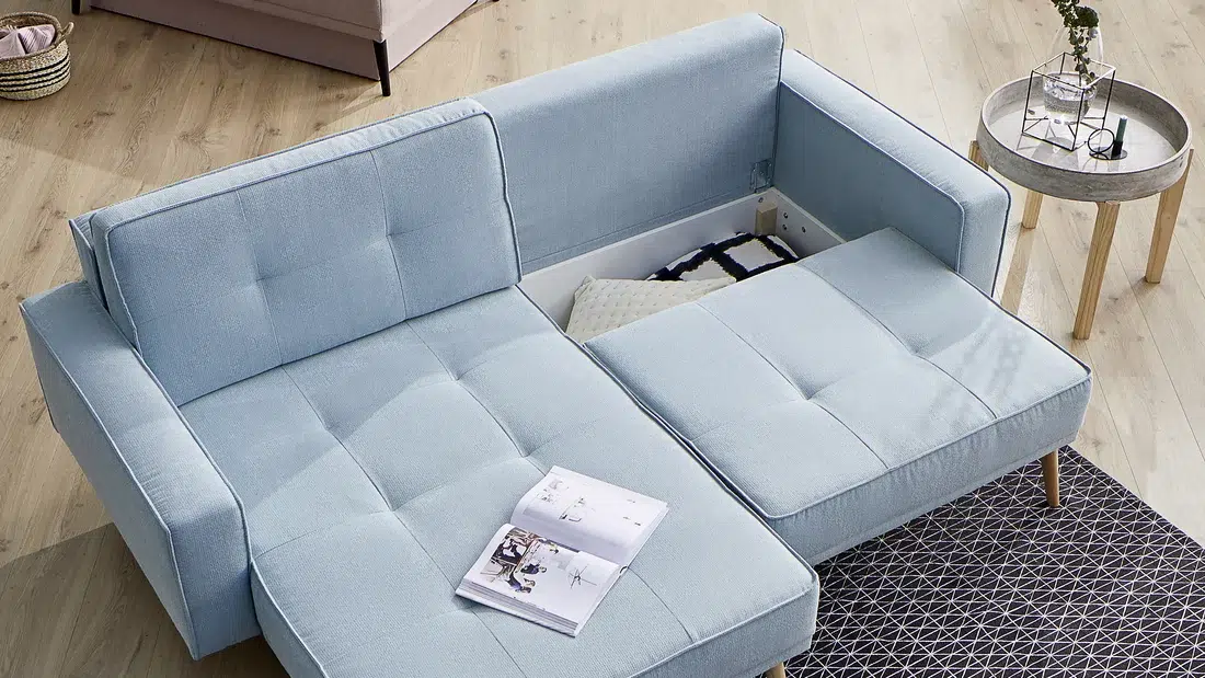 Bequemes, gepolstertes Sofa mit Stauraum.