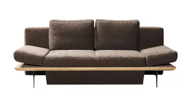 Moderne braune Couch mit Holzbasis.