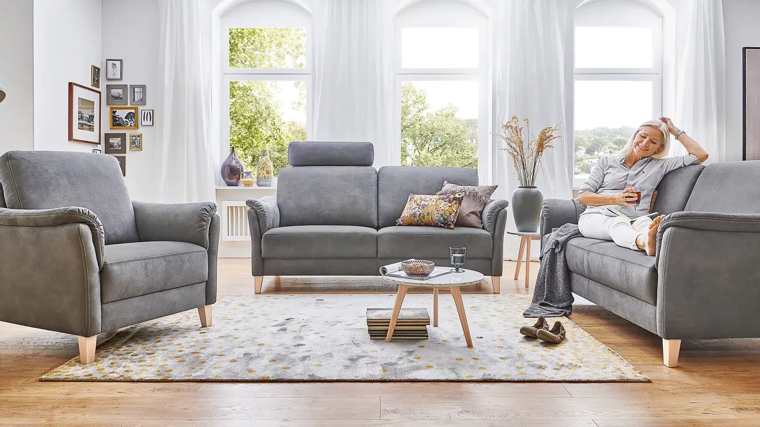 Gemütliches Wohnzimmer mit Sofa und Sessel.