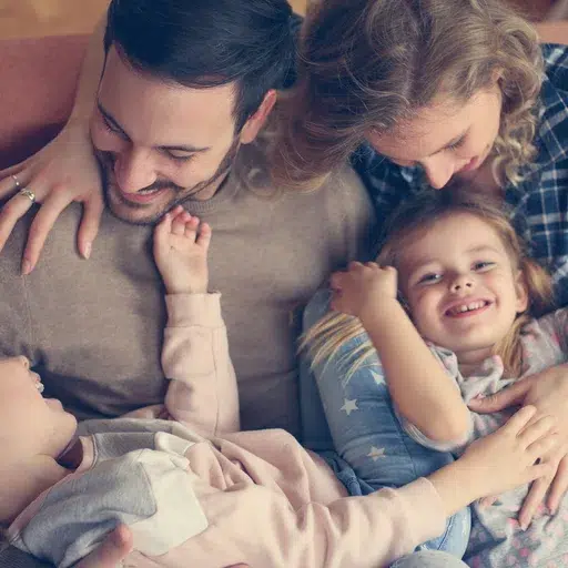 Glückliche Familie zusammen auf dem Sofa.