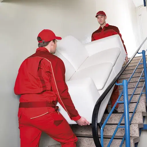Zwei Lieferarbeiter in roten Uniformen bringen Lieferung.
