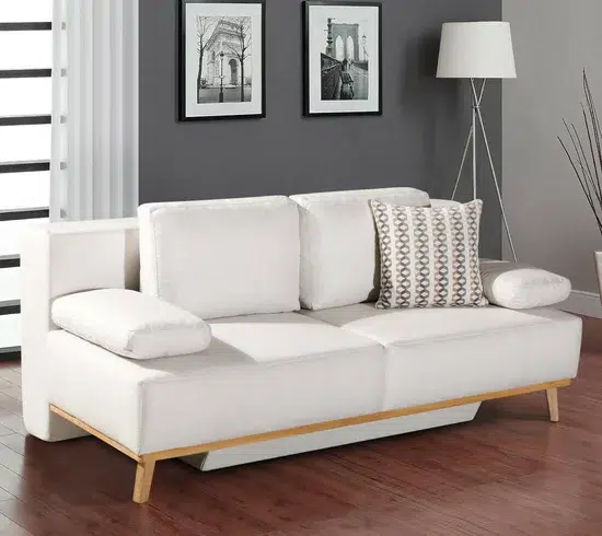 Weiße Couch in grauem Raum mit Bildern.