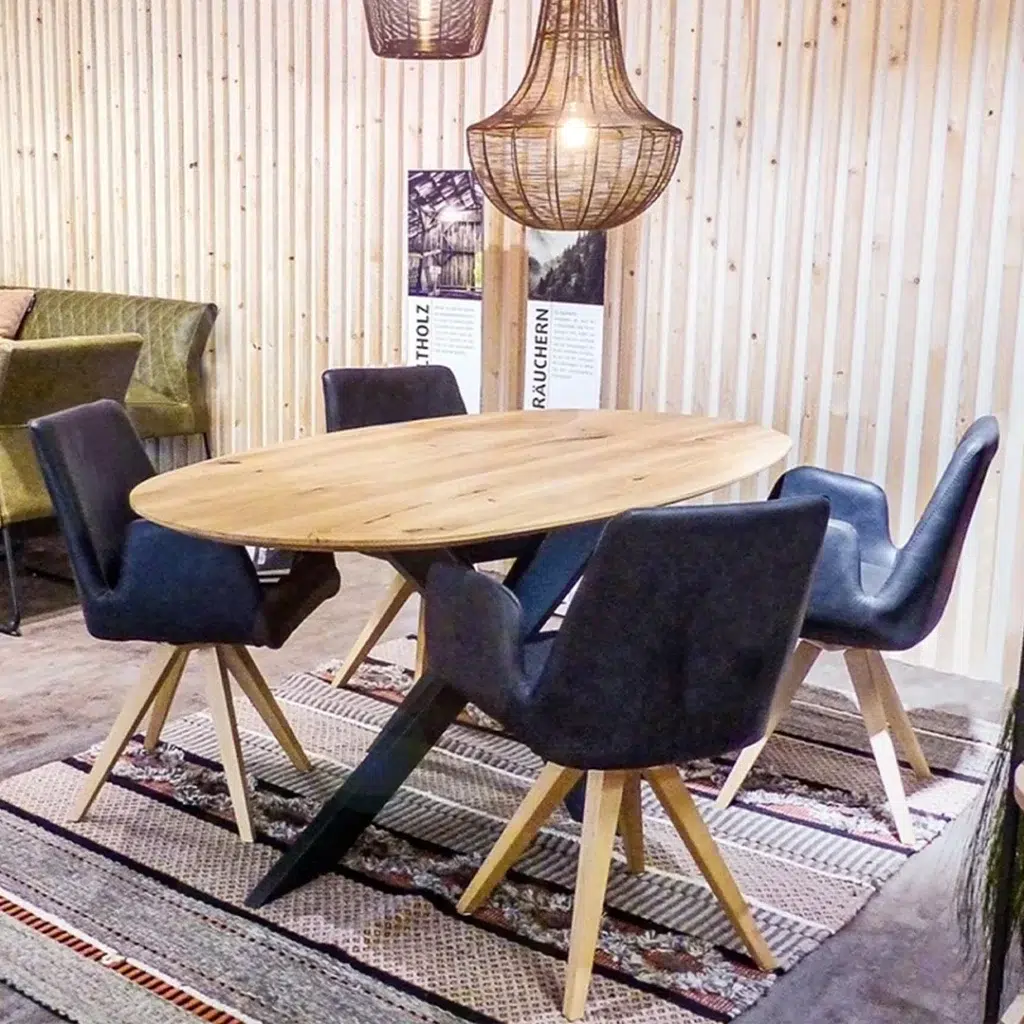 Moderner Holztisch mit schwarzen Stühlen und Kronleuchter.