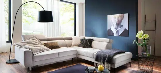 Modernes Wohnzimmer mit Wandbild und Ecksofagarnitur.