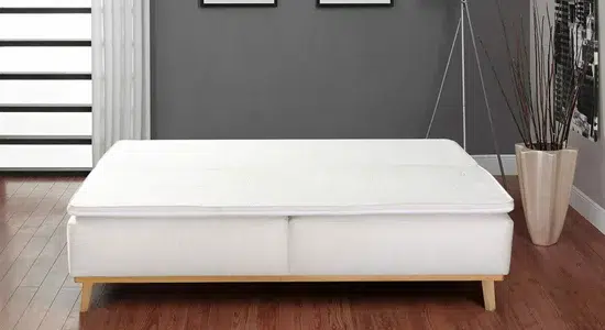 Weißes Sofa in modernem Wohnzimmerdesign.