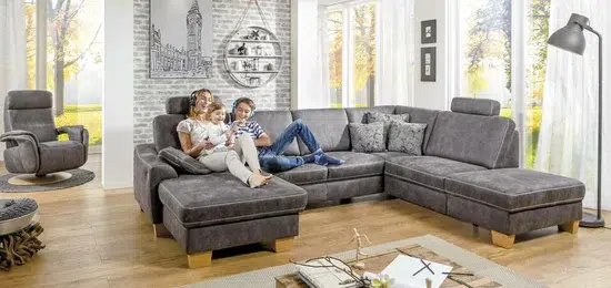 Gemütliches Wohnzimmer mit Familie auf Sofa.