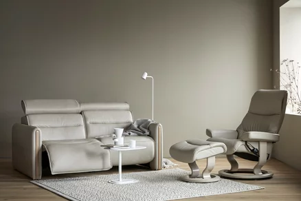Wohnzimmer mit modernen, grauweißen Möbeln.