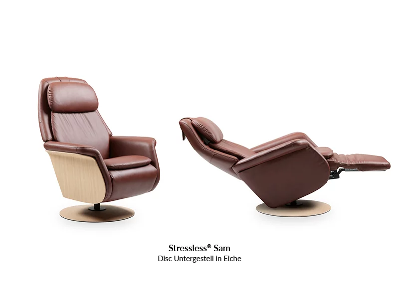 Braune Ledersessel, Stressless-Modell Sam, mit Eichenholzbasis.