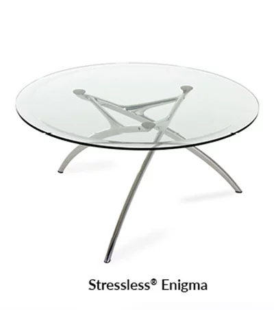 Moderne Glastischplatte auf metallischem Gestell.