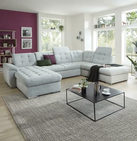 Modernes Wohnzimmer mit gemütlicher Sitzlandschaft.