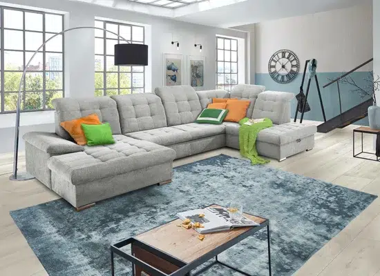 Gemütliches Wohnzimmer mit großer Couch und Dekorationen.